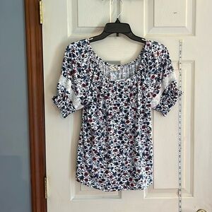 NWT-above and beyond-S-white /floral pattern-short sleeve, lace detail sleeves